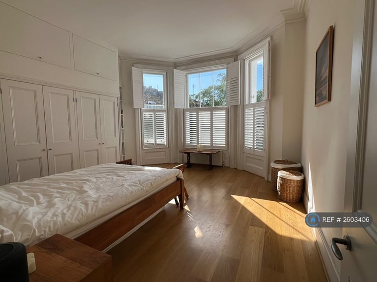 3 bedroom flat in Pembridge Square, London, W2 (3 bed) (#2603406)