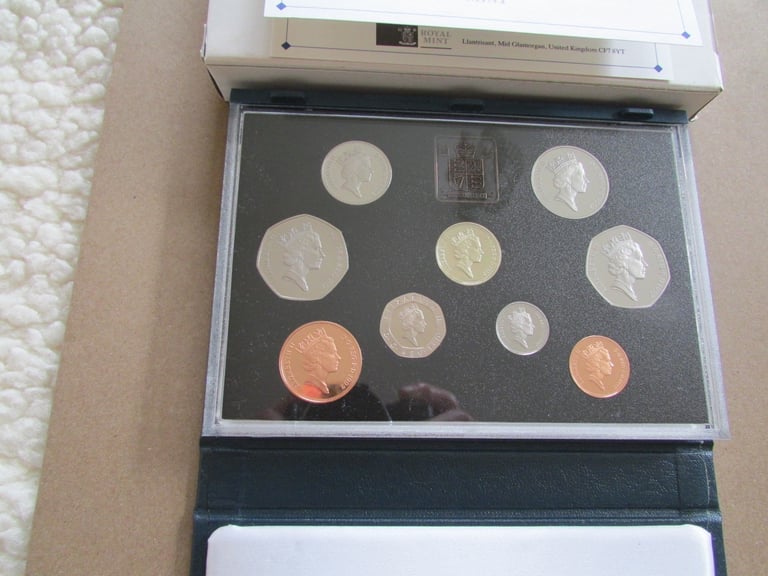 1992 UNITED KINGDOM PROOF COIN SET.