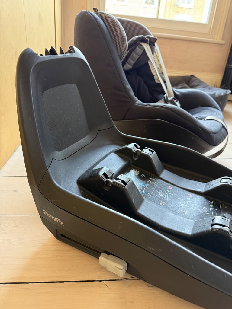 Maxi-Cosi Pearl i-Size car seat and ISOFix base
