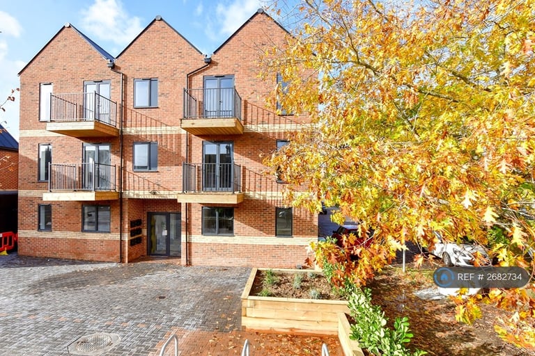 2 bedroom flat in Maidstone Road, Paddock Wood, Tonbridge, TN12 (2 bed) (#2682734)