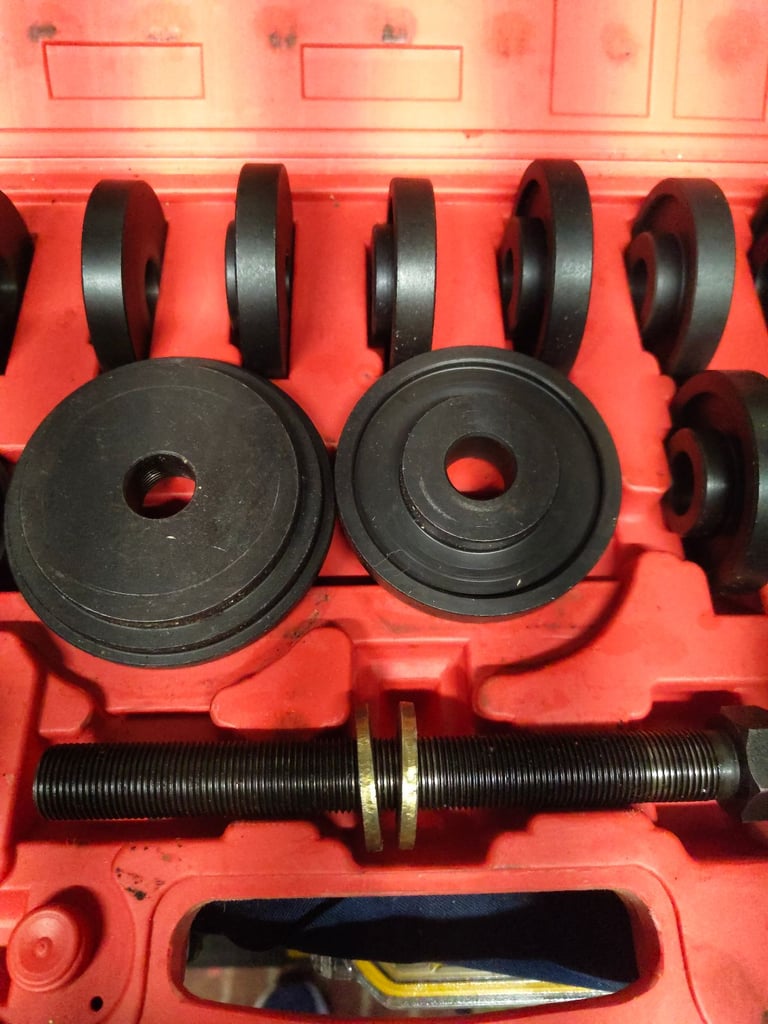 Universal Car press and pull bearing seal remover