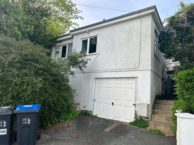 2 Bedrooms 1st Floor Massionette is available to rent in Croydon CR2