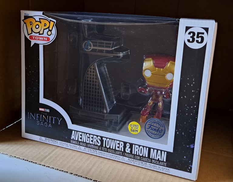 Pop! Town Avengers Tower & Iron Man (Glow)