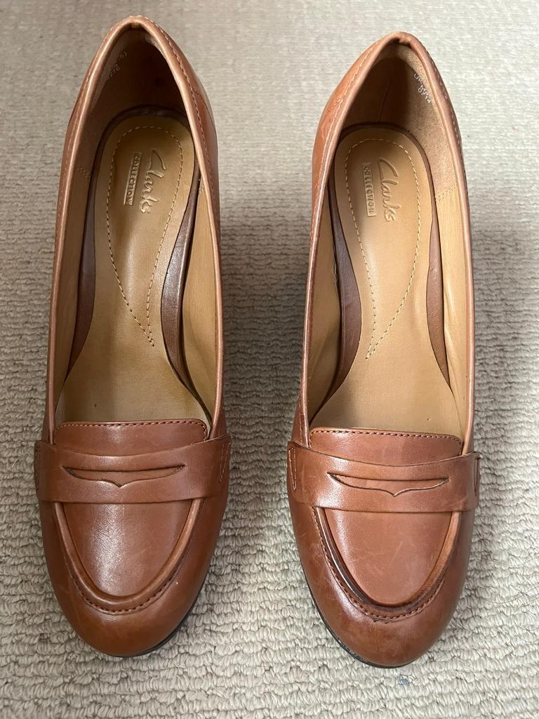Brown Clarks size 5.5 heels 