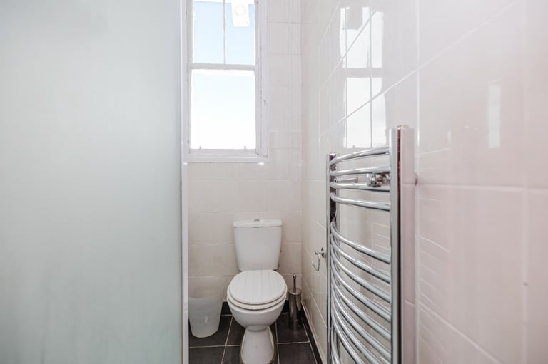 Very spacious, top floor, 3 bedroom, HMO flat - available NOW