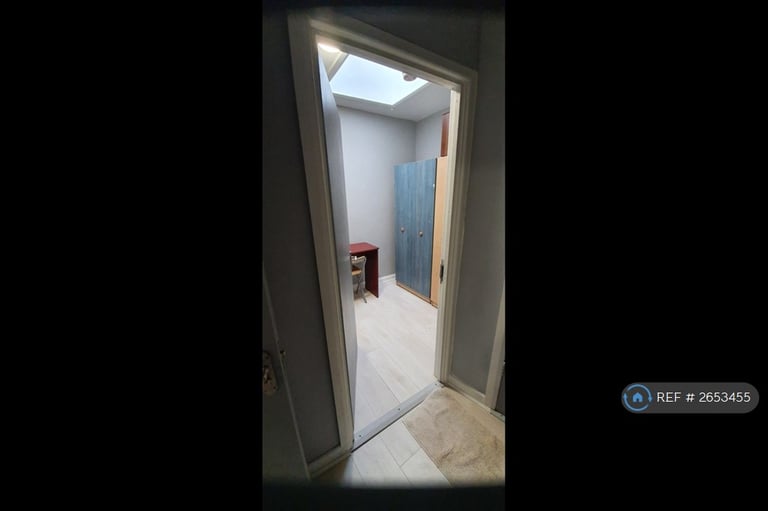 3 bedroom flat in Ealing Broadway, London, W5 (3 bed) (#2653455)