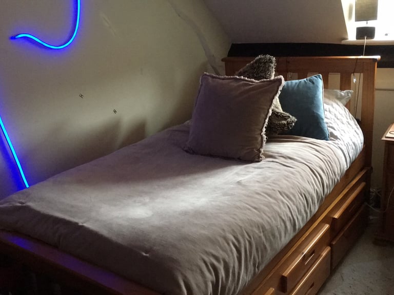 Single trundle pine bed