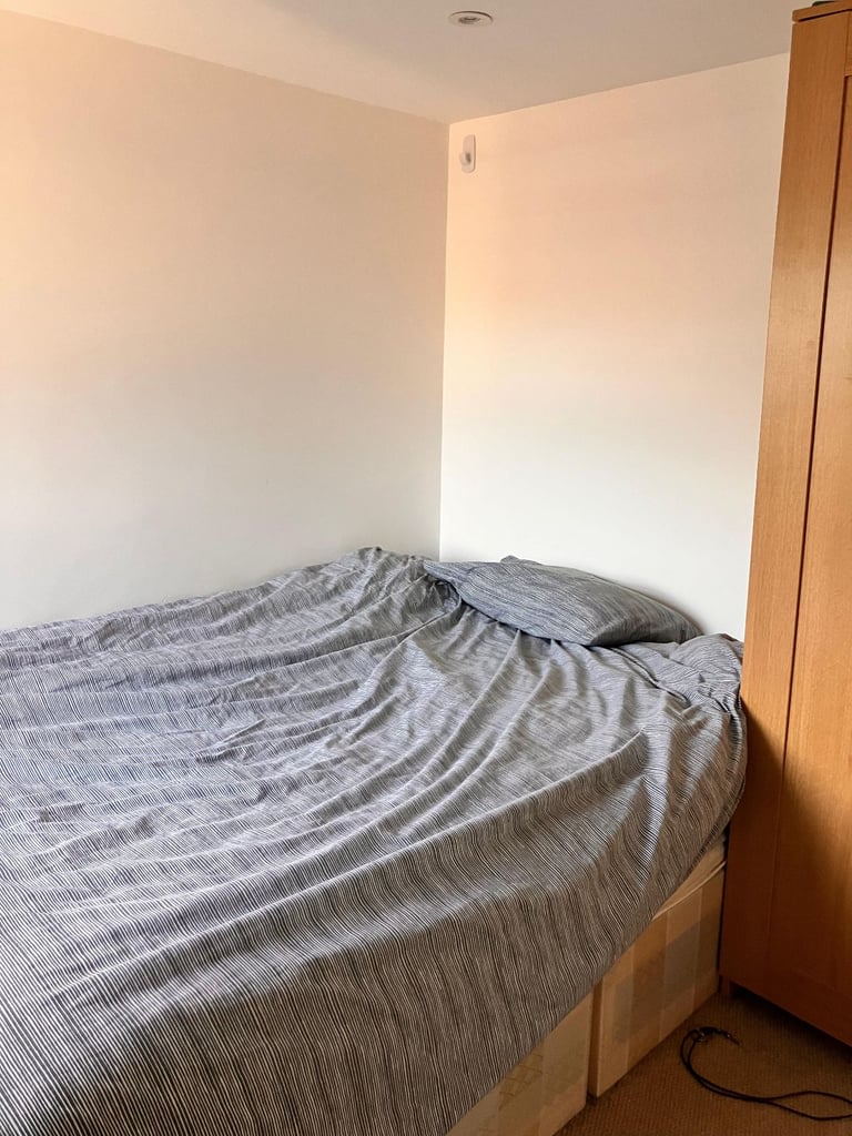 Double Bed in Bright House, Near Tube & Wimbledon