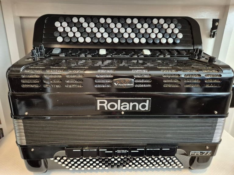 ROLAND FR7xb 5-Row Digital Accordion - with EXTRAS EXCELLENT