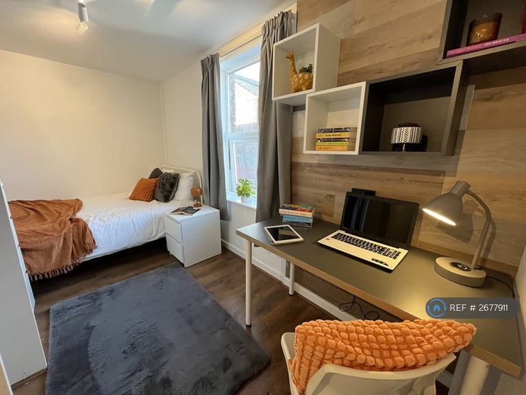 7 bedroom house in Garmoyle Road, Liverpool, L15 (7 bed) (#2677911)