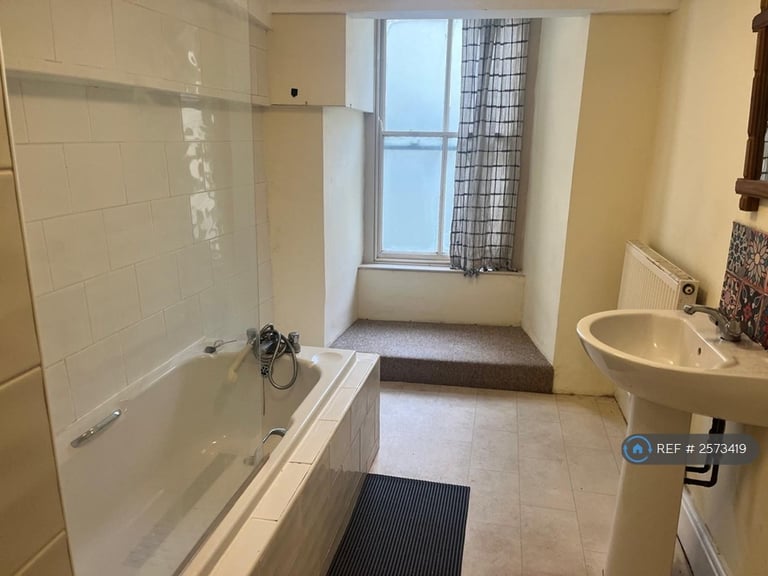 2 bedroom flat in High Street, Haverfordwest, SA61 (2 bed) (#2573419)