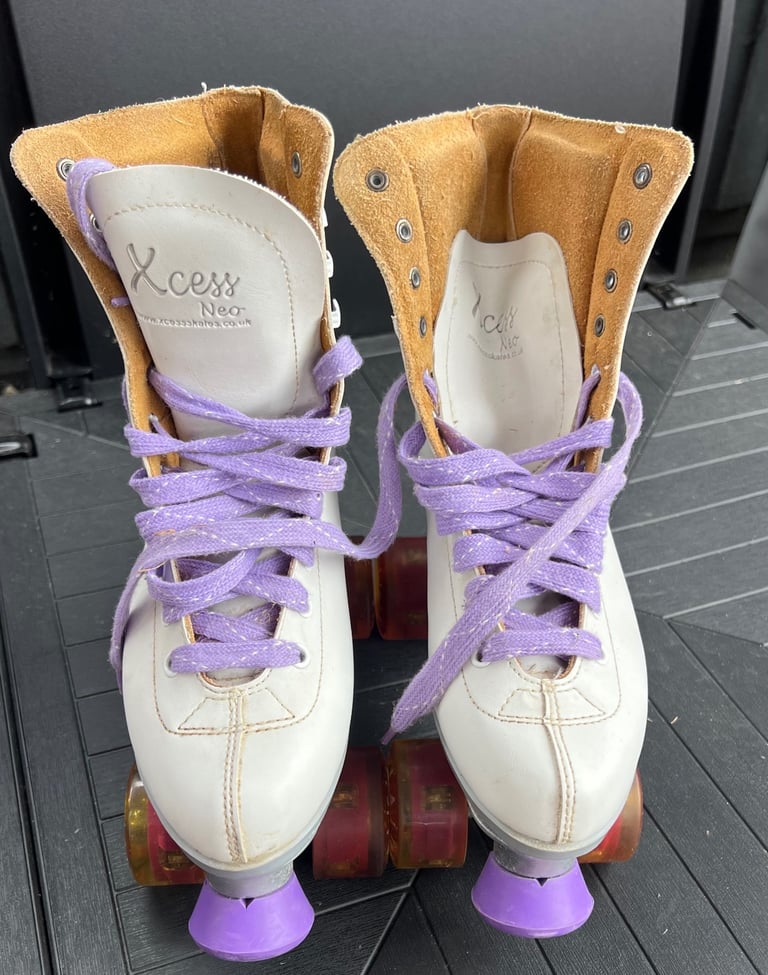 Ladies Roller Skates. Size 6. Great Condition.  LIGHT UP WHEELS