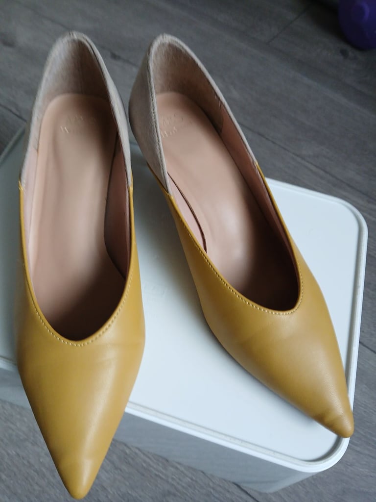 image for Ladies M&S leather shoes size 5