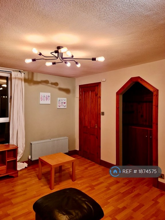 2 bedroom flat in King Street, Dundee, DD1 (2 bed) (#1874575)