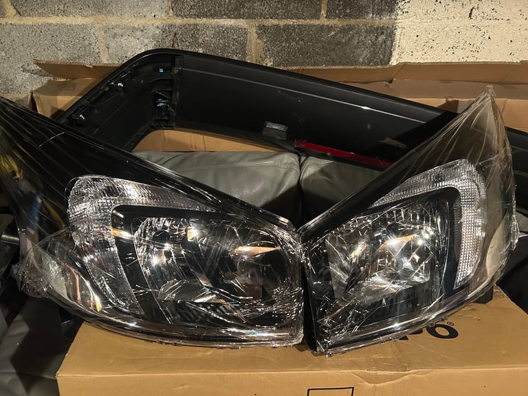 Vivaro Headlights Pair 