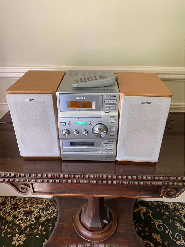 Sony Hi-Fi CMT-CP100 cd radio player with two speakers fully working great sound