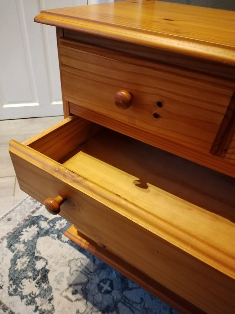 Pine Chest of drawers 
