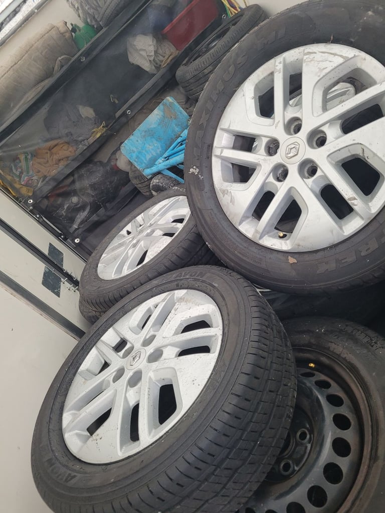 4x genuine renault traffic 17inch alloys with good tyres size 215 60 17c 