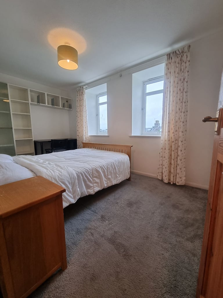 Spacious, West End 2 bedroom Flat on Beautiful Tree Line Street.
