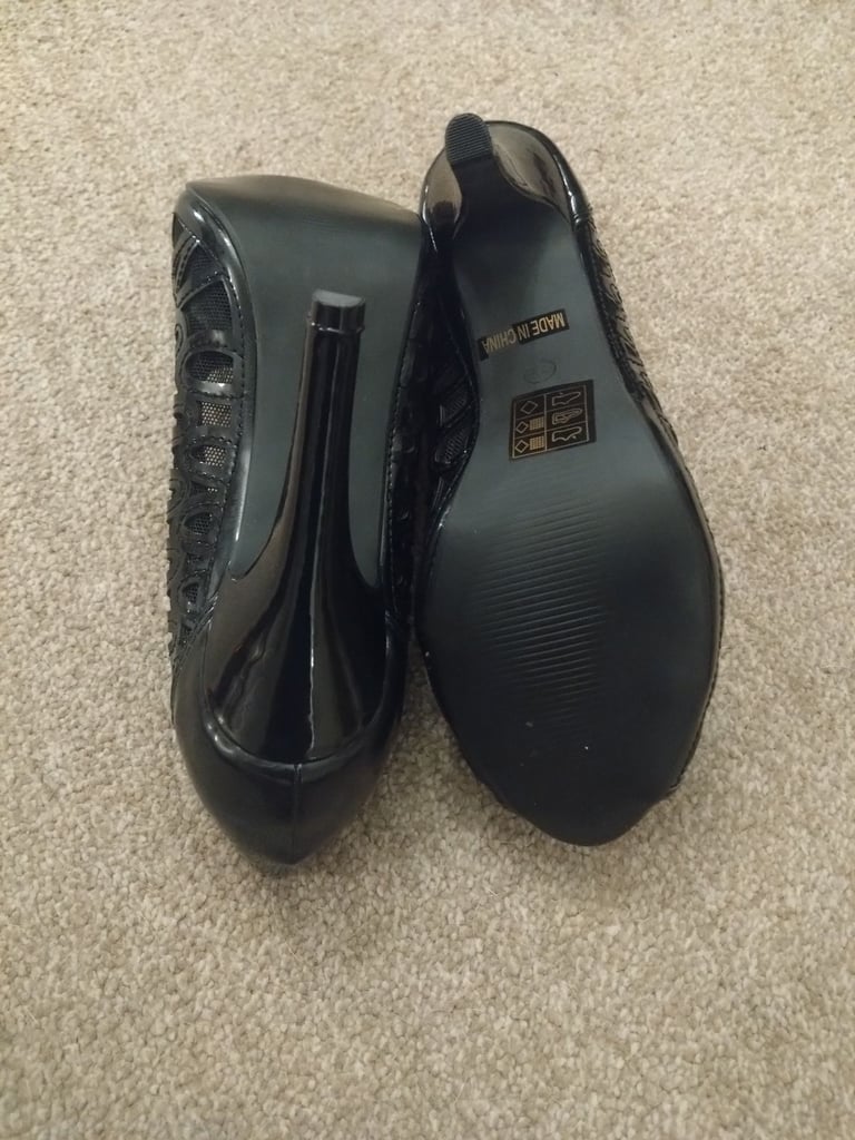 Black patent shoes 
