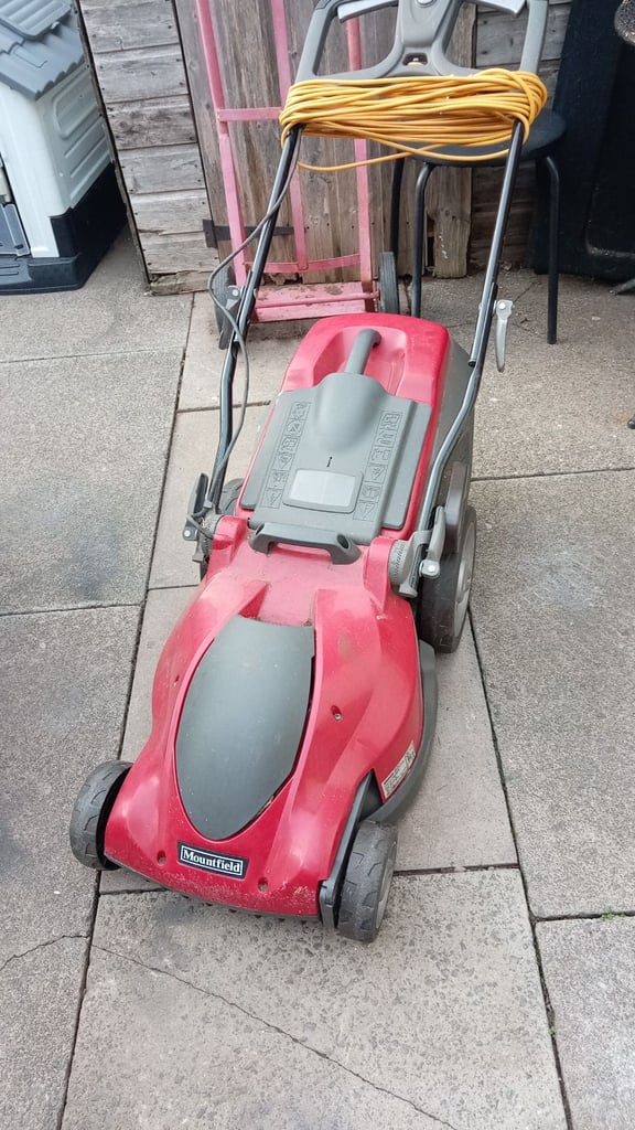 Large, mountfied electric lawn mower with grass box