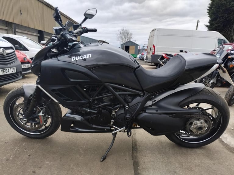 2011 61 DUCATI DIAVEL CARBON 1198 PERFORMANCE NAKED CRUISER MUSCLE 1200 HPI CLEA