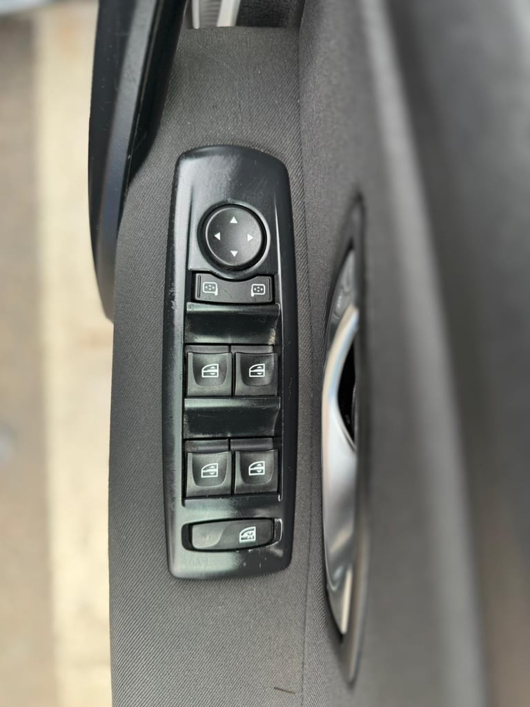 2011 Renault Megane 1.6 16V Dynamique TomTom Euro 5 5dr HATCHBACK Petrol Manual