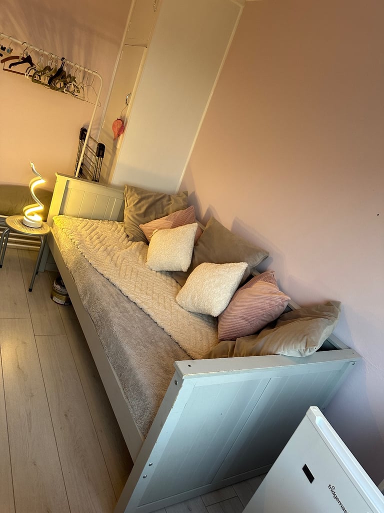 image for Viewing essential! Desirable, Quiet Professional/Student or Creative Space