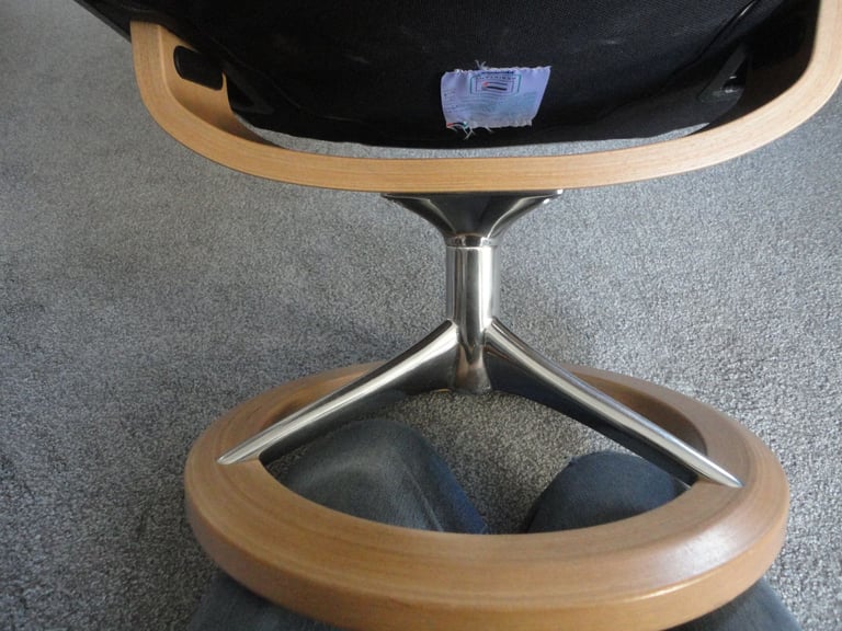 Ekornes stressless large grey leather consul signature recliner chair and footstool