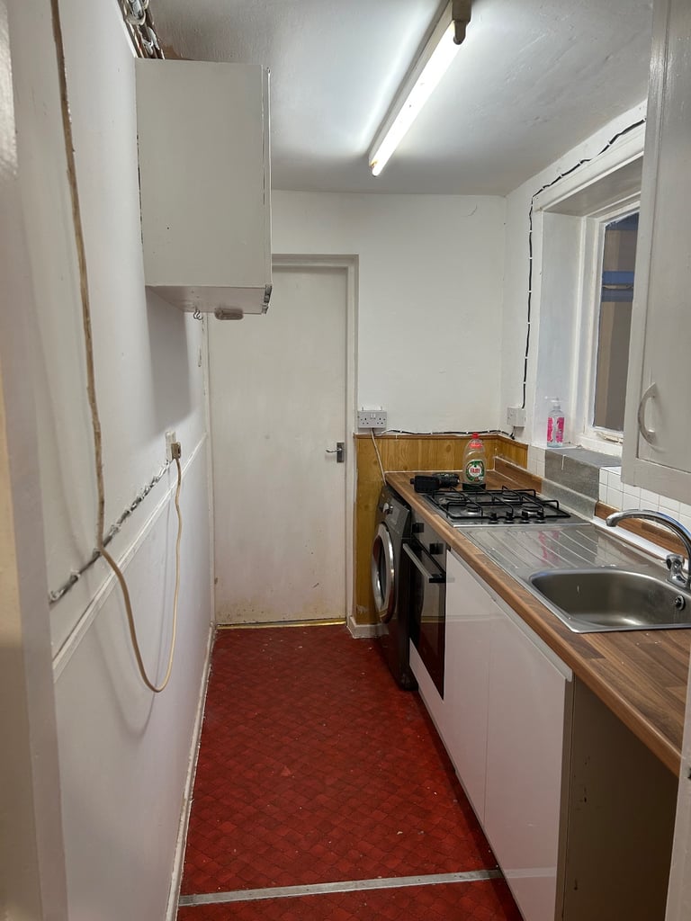 3 bedroom, 2 reception rooms town centre location 