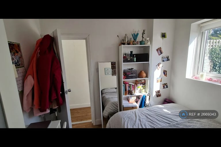 3 bedroom flat in St. Mary Road, London, E17 (3 bed) (#2669343)