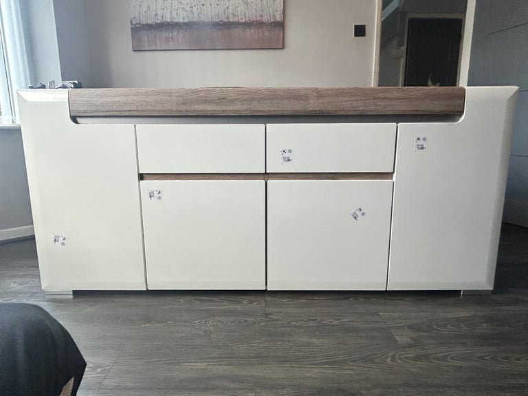 Bought for £600 Large oak sideboard - 190cm lengthways Color white/oak