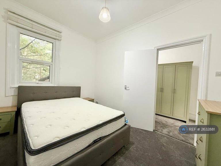 1 bedroom flat in Fairfield Street, London, SW18 (1 bed) (#2632881)