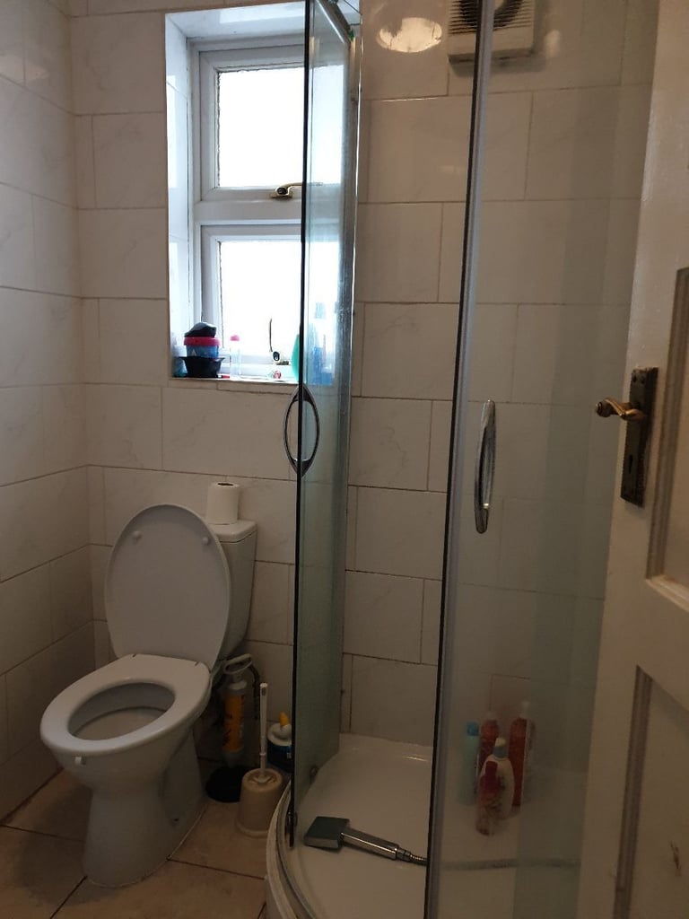 Spacious Double Bedroom in Semi-Detached House – New Malden, KT3 – All Bills Included