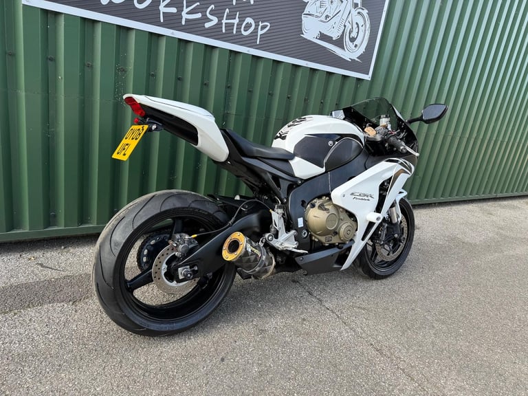 Honda CBR1000RR Fireblade 2008 White and Black 12k Miles Very Clean Bike 