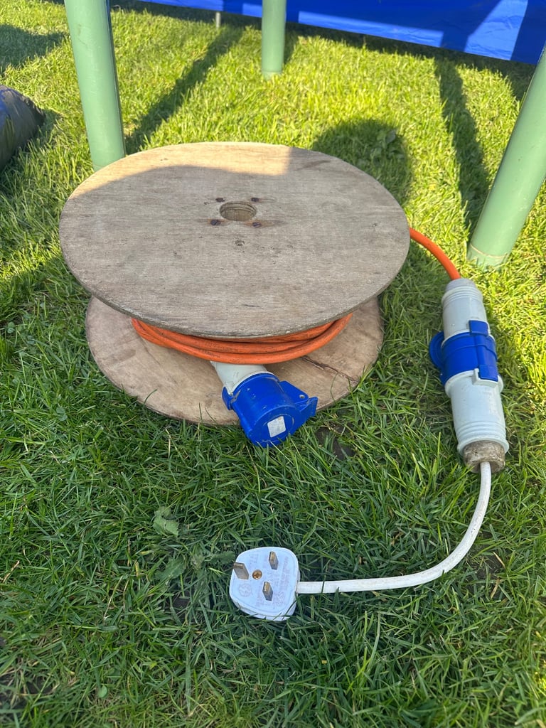 Caravan electric hook up lead