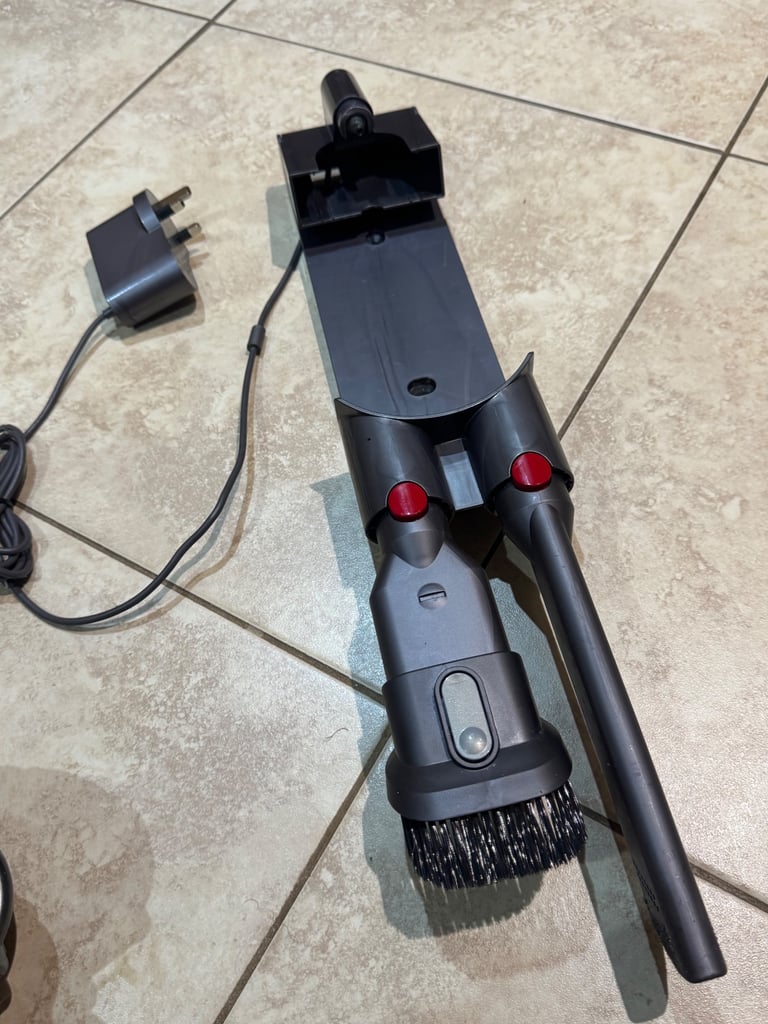 Dyson V8 absolute cordless vacuum cleaner good working order 