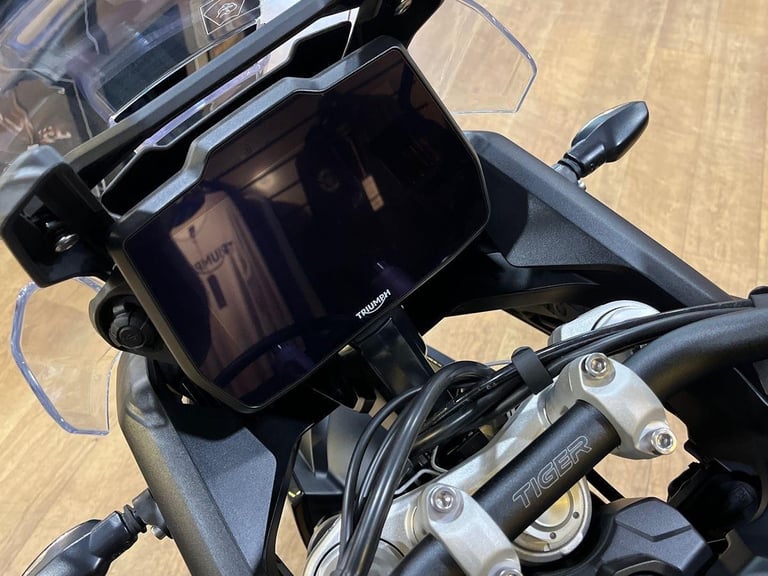 2025 Triumph Tiger 900 GT PREMIUM TWIN COLOUR Petrol black 6 Speed