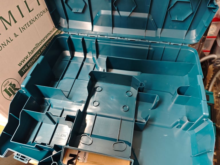 *** NEW Bosch Professional drill, charger and battery case ***