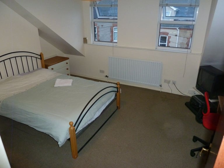 STRANMILLIS: 2nd floor bedroom with wash hand basin