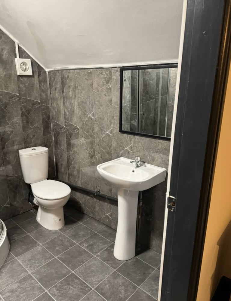 Modern 1-Bedroom Flat | Furnished | Fitted Kitchen | Parking | Burley Street, Leeds - LS3