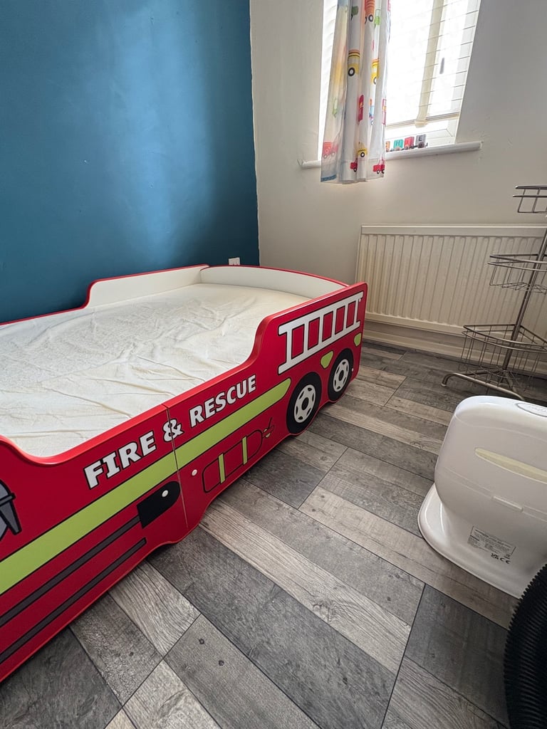 Fire engine toddler bed