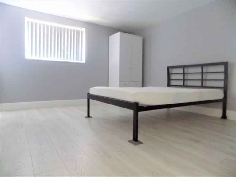 Spacious Room available close to Town Centre and Parks