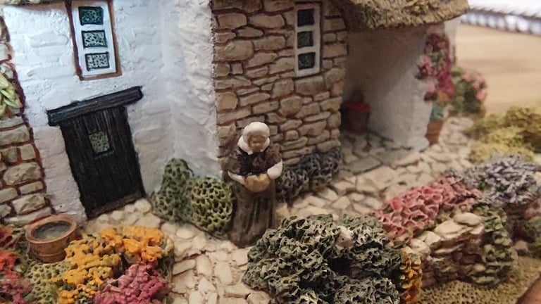 LILLIPUT LANE ● OLD MOTHER HUBBARD'S ● IN BOX
