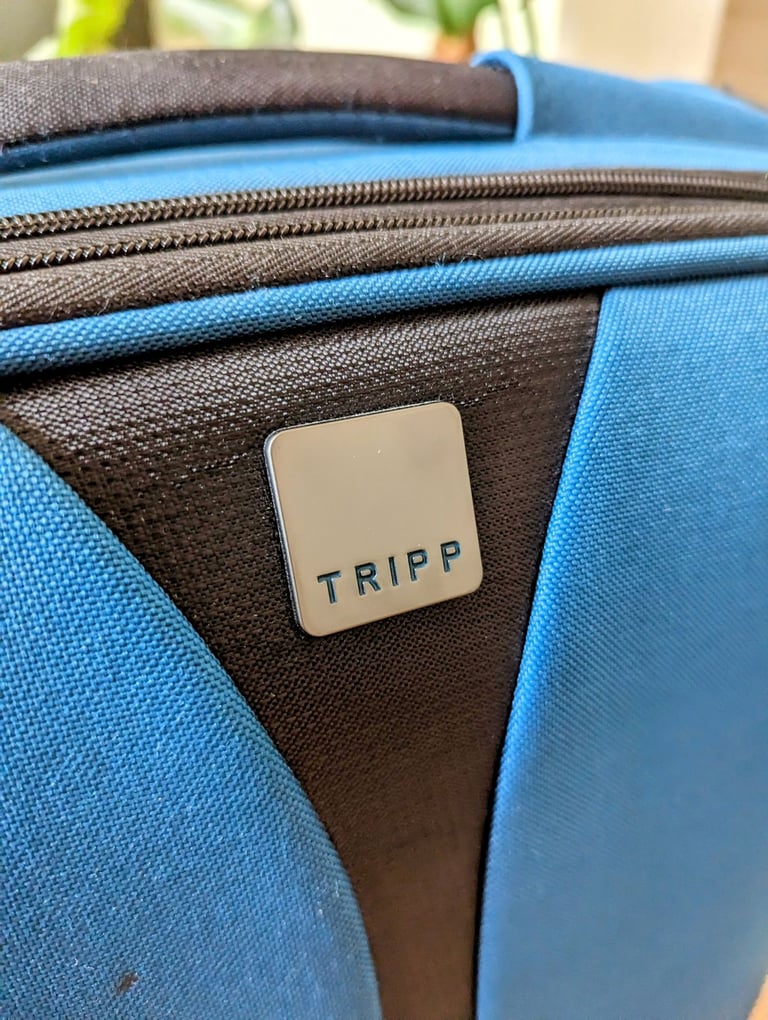 2x BIG TRAVELLING LUGGAGES/SUITCASES