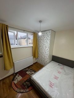 Double Room to Rent Professional females required