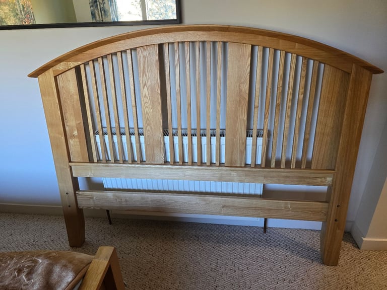 Solid oak kingsize bed and pair of matching bedside cabinets