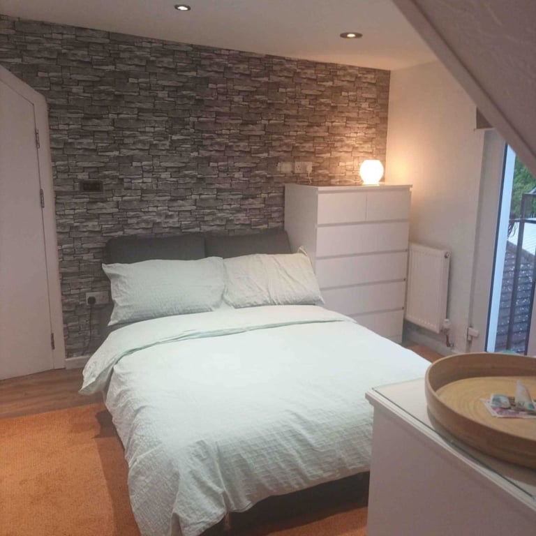 1 bedroom flat in Hathaway Gardens, West Ealing