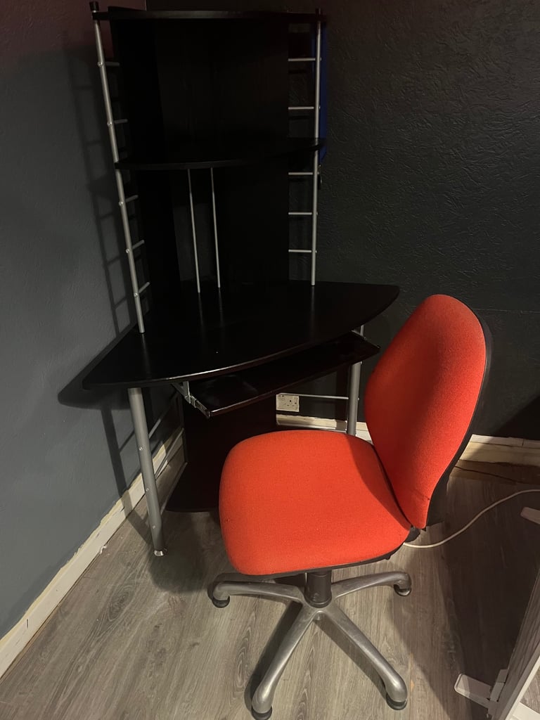 Corner desk and chair 