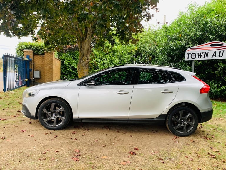 2015 Volvo V40 Cross Country 1.6 D2 Lux Nav Euro 5 (s/s) 5dr HATCHBACK Diesel Manual